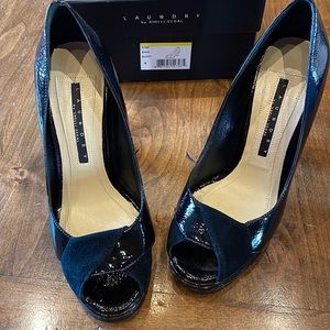 LAUNDRY NWT Black Patent Pump 6